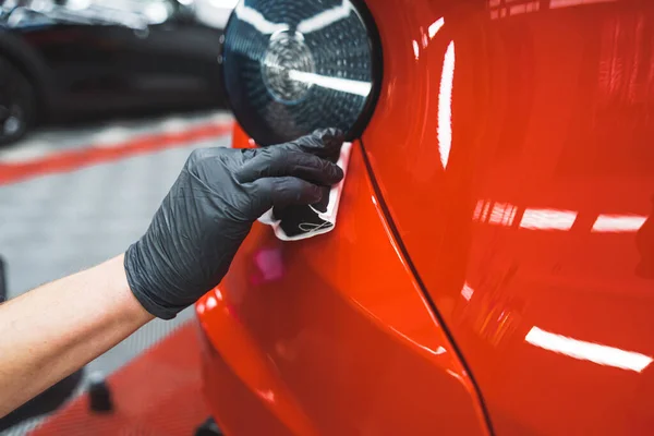 Крупним Планом Знімок Руки Чоловіка Прибирає Червоний Автомобіль Губкою Майстернею — стокове фото