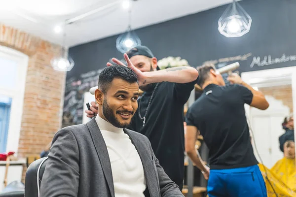 Опытный Парикмахер Стилизовавший Волосы Своего Индийского Клиента Помощью Стрижки Волос — стоковое фото