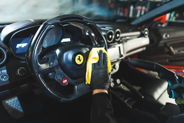 2023 Warsawa Polandia Mekanik Membersihkan Roda Kemudi Ferraris Dengan Kain — Stok Foto
