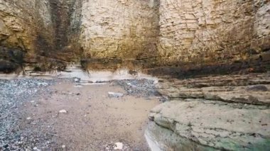 Küçük bir Flamborough Head köyünü çevreleyen engebeli beyaz uçurumlar açık hava aşıkları cennetidir. Yüksek kalite 4k görüntü
