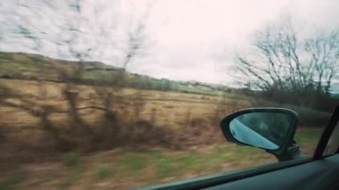 Snowdon 'a giden yol, Galler' de manzaralı bir araba. Yüksek kalite 4k görüntü