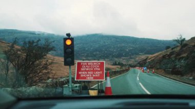 İngiltere, Galler 'deki Snowdonia Ulusal Parkı yolunda trafik ışığı. Yüksek kalite 4k görüntü