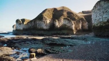 Flamborough kıyı şeridi, körfez etrafında rüzgârlı yollar ve deniz kanoları boyunca yürüyüş yapmak için harika bir üs. Yüksek kalite 4k görüntü