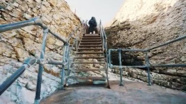 Turistler Flamborough 'un detaylarını araştırıyor, taş merdivenlerde yürüyor. Yüksek kalite 4k görüntü