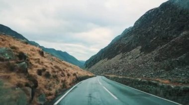 Dağlarla çevrili Snowdonia Ulusal Parkı yolunda ilerliyoruz. Yüksek kalite 4k görüntü