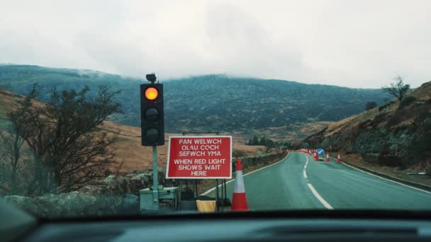 Ngiltere Galler Deki Snowdonia Ulusal Parkı Yolunda Trafik Işığı Yüksek — Stok video