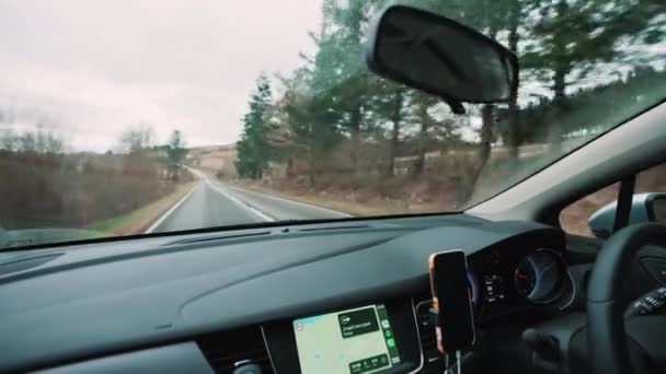 イギリスのウェールズの無人地帯で車を運転 高品質の4K映像 — ストック動画