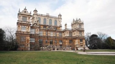 Nottingham, İngiltere 'deki Wollaton Hall' un dışı. Tudor döneminde Robert Smythson tarafından inşa edilmiş. Yüksek kalite 4k görüntü