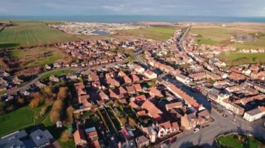 Nottingham 'daki Wollaton banliyösünün muhteşem hava manzarası, arka arkaya yeşil tarlalar ve evler. Yüksek kalite 4k görüntü