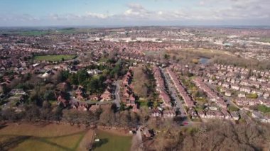 Wollaton bölgesinin insansız hava aracı görüntüleri, küçük ve güzel turuncu evler üst üste, güneşli bir günde, Nottingham, İngiltere. Yüksek kalite 4k görüntü