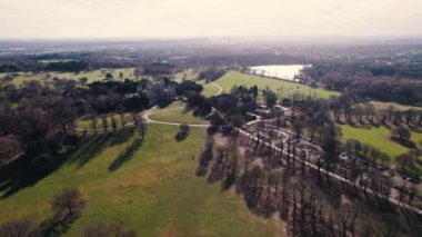 İngiltere 'nin Nottingham şehrinde kış güneşli bir günde Wollaton bölgesinin hava manzarası. Yüksek kalite 4k görüntü