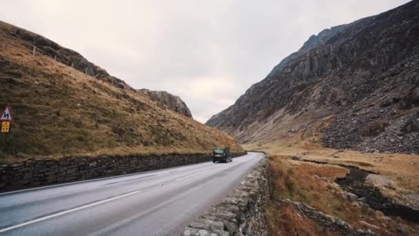 イギリスのノースウェールズにあるスノードニア山岳国立公園を通るオープンロード 高品質の4K映像 — ストック動画