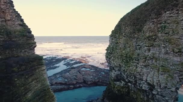 Yorkshire Kıyısındaki Flamborough Tepesi Üzerinde Beyaz Tebeşir Kayalıkları Açık Mavi — Stok video