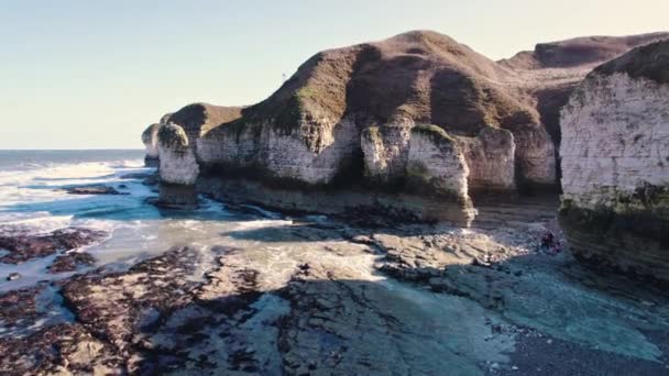 Flamborough Bridlington Yorkshire Storbritannien Utsikt Över Höga Kalkstenarna Och Nordsjön — Stockvideo