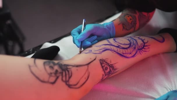 Τατουάζ Καλλιτέχνης Κάνει Freehand Τατουάζ Σκίτσο Στο Πόδι Του Πελάτη — Αρχείο Βίντεο