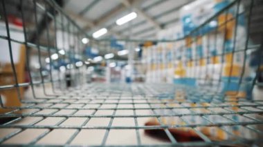 Markette bir alışveriş arabasıyla yürüyordu. Yüksek kalite 4k görüntü