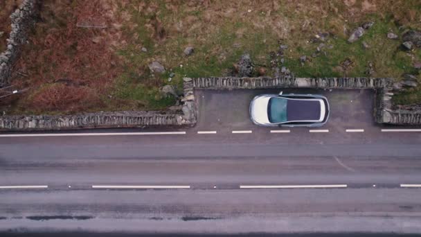 从空中俯瞰停在路边的汽车 高质量的4K镜头 — 图库视频影像