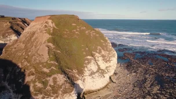 Flamborough头海滩北登陆海滩 美丽的广阔的沙滩 白色的卵石和岩石 高质量的4K镜头 — 图库视频影像