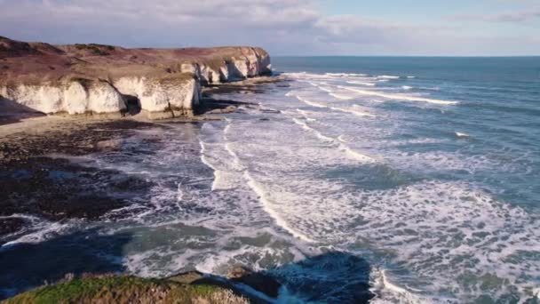 晴れた日にフラムボローヘッドと北海の壮大な空中ショット 高品質4K映像 — ストック動画