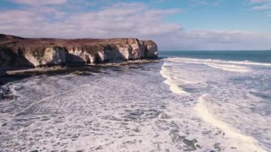 Flamborough North Landing, High Cliffs and Sandy Beach, Flamborough, East Riding of Yorkshire, Jurassic sahil şeridi. Yüksek kalite 4k görüntü