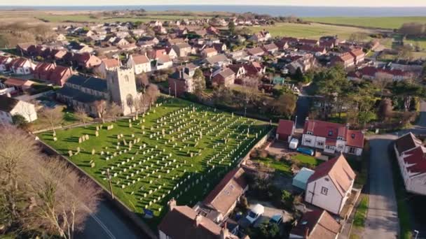 Drone Záběr Hřbitov Kostel Obklopený Malými Domky Městě Flamborough Velká — Stock video