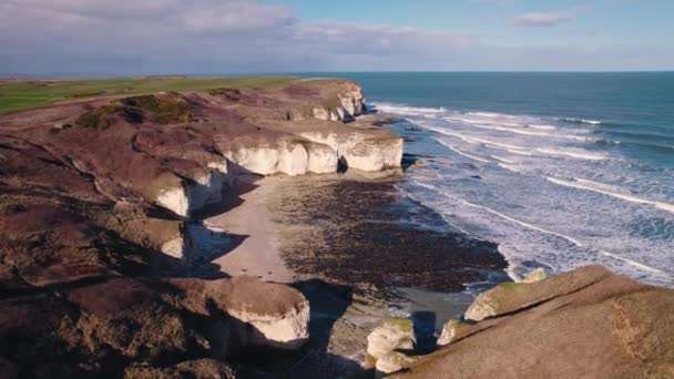 Prachtige Luchtfoto Van Flamborough Head Noordzee Het Zonnige Weer Hoge — Stockvideo