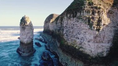 Kuzey Denizi kıyısındaki taşların ve yüksek kayalıkların yakın görüntüsü, Flamborough Head, İngiltere. Yüksek kalite 4k görüntü