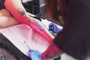 Freehand tekniği - sadece elle ve şablon kullanmadan tamamlanmış. Dövme sırasında stüdyoda çekilmiş. - Evet. Yüksek kalite fotoğraf