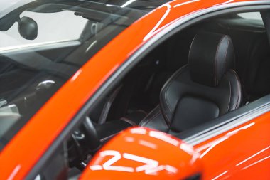 Turuncu spor arabanın tamirhanedeki yakın çekimi, araba temizleme konsepti. Yüksek kalite fotoğraf