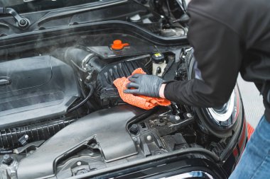 Bir araba uzmanının araba temizleme eldivenli yüksek açılı görüntüsü. Yüksek kalite fotoğraf