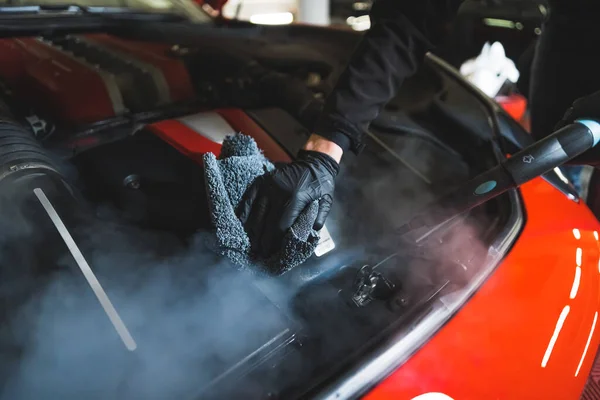 一个人清洁汽车引擎的特写镜头 汽车细节的概念 高质量的照片 — 图库照片