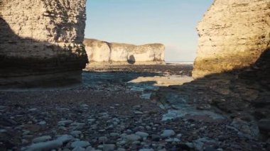 Flamborough Head, İngiltere 'nin Kuzey Denizi kıyısındaki Yorkshire kıyısında yer alan bir promontuardır. Yüksek kalite 4k görüntü