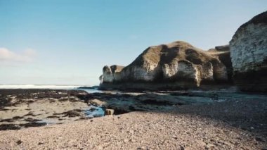 Kuzey Denizi 'nin muhteşem manzarası, Flamborough, İngiltere' deki kum ve yüksek uçurumlar. Yüksek kalite 4k görüntü