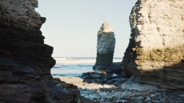 Tebeşir burnu ve dik beyaz uçurumlarıyla Flamborough 'un çarpıcı manzarası. Yüksek kalite 4k görüntü