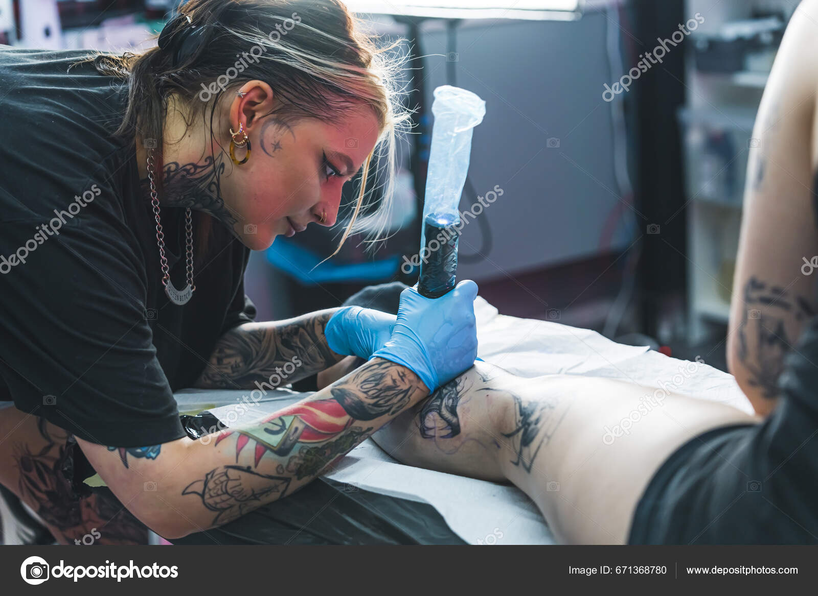 Young Artist Tattoo Session Tattooed Female Artist Drawing Leg Tattoo —  Stock Photo © PoppyPix #671368780