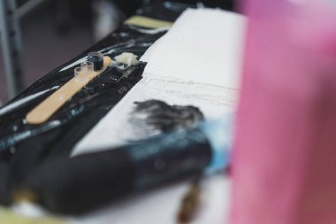 Dövme yapmak için gerekli ekipmanı yakın çekim. Beyaz kağıt havluda duran iğneler, mürekkep ve dövme tabancası. - Evet. Yüksek kalite fotoğraf