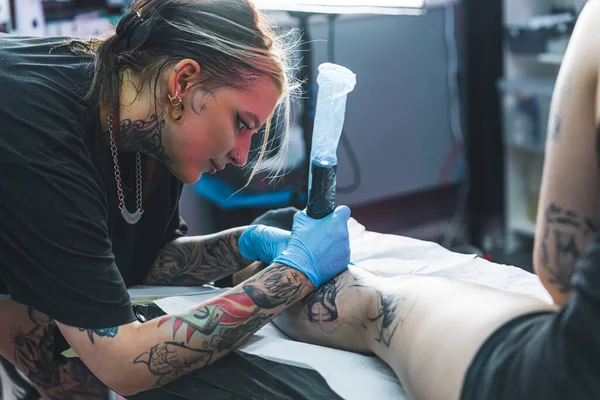 Joven Artista Durante Una Sesión Tatuaje Artista Femenina Tatuada Dibujando — Foto de Stock