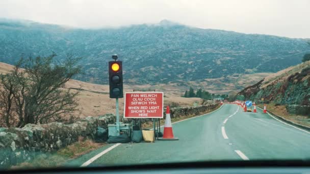 20223 Snowdonia Storbritannien Gul Ett Trafikljus Och Varningstext Väg Till — Stockvideo