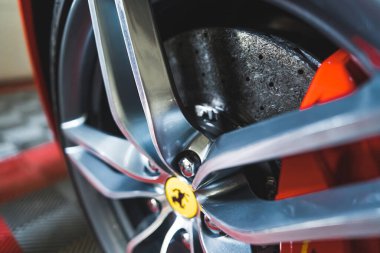 17.05.2023. Varşova, Polonya. Seramik disk frenler, araba frenleme sistemi, tamirhanedeki araba tamiri. Yüksek kalite fotoğraf