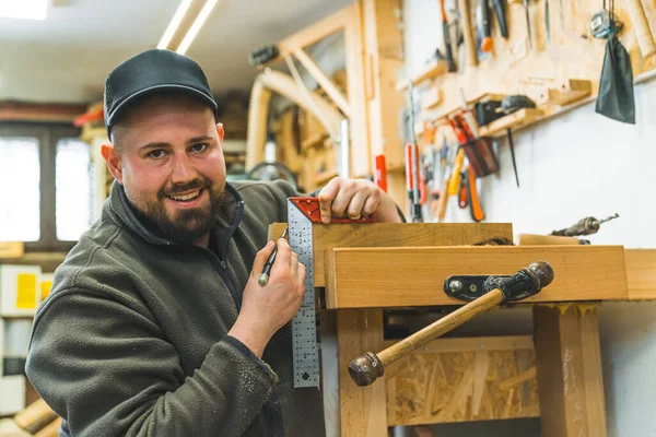 Portrait Smiling Carpenter Using Setsquare Measure Wooden Board High Quality — Stock Photo, Image