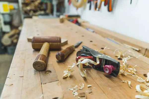 Egy Fából Készült Kalapács Véső Egy Deszka Fából Készült Forgácsokkal — Stock Fotó