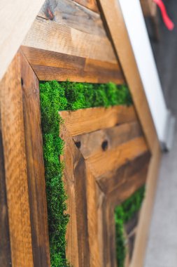 Yapay çimen ahşap duvar paneli, dahili tasarım fikri. Yüksek kalite fotoğraf