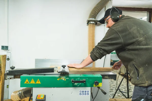 Carpinteiro Transformando Madeira Com Máquinas Corte Profissionais Foto Alta Qualidade — Fotografia de Stock