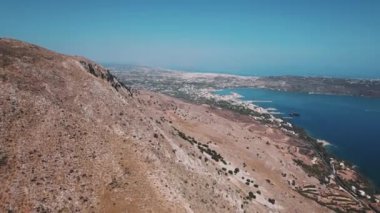 Sfakia vadisi, deniz kenarındaki engebeli kayalık dağ bölgesi, yukarıdan drone manzarası. Yüksek kalite 4k görüntü