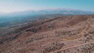 Güney Girit Dağları 'nın içinden geçen yollar, yukarıdan manzaralı. Yüksek kalite 4k görüntü