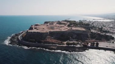 Denizin kıyısındaki Rethymno şehrindeki Fortezza Kalesi, Girit, Yunanistan 'daki havadan panoramik manzara. Yüksek kalite 4k görüntü