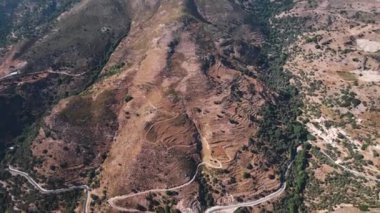 Topolia Gorge, Kissamos, Yunanistan 'daki insansız hava aracının kuş bakışı görüntüsü. Yüksek kalite 4k görüntü