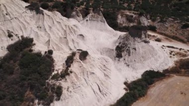 Komolithi kissamos, beton ada, Yunan: Potamida Chania yakınlarında etkileyici kil taş oluşumları. Hava aracı atışı. Yüksek kalite 4k görüntü