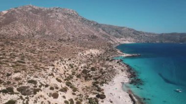 Güney Girit kıyıları boyunca eşsiz kaya oluşumları, insansız hava aracı atışı, Yunanistan. Yüksek kalite 4k görüntü