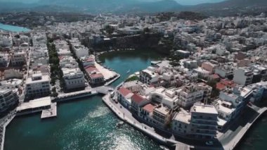 Yunanistan 'ın Agios Nikolaos Girit kentindeki caddeler, binalar ve Voulismeni Gölü' nün havadan görünüşü. Yüksek açı. Yüksek kalite 4k görüntü